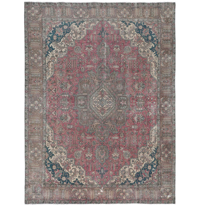 Knotari vintage hand-knotted rug No. 111 with geometric heriz medallion design in antique rose, slate gray, aged ivory, muted blue, warm taupe, size 9'6" x 13'1".